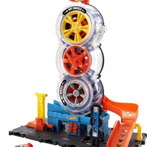 Hot Wheels City Super Twist Tire Shop Playset, Spin the Key to Make Cars Travel Through the Tires, Includes 1 Hot Wheels Car, Gift for Kids 4 to 8 Years Old