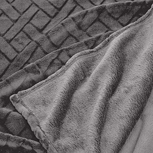 Amazon Basics Fleece Blanket embossed - Grey, 150 x 200 cm - Image 5